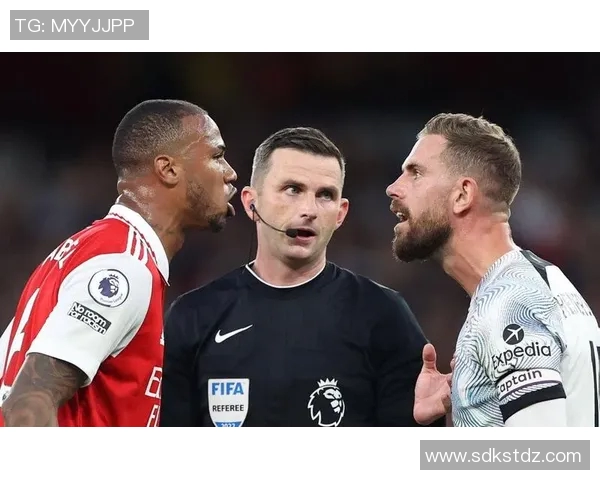 一个足球巨星的孤独旅程背后隐藏着不为人知的心酸故事