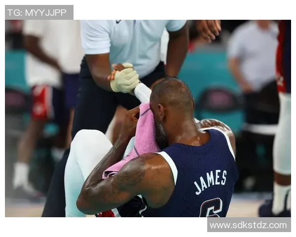 足球场上肘击事件盘点 哪些球星因肘击引发争议与冲突