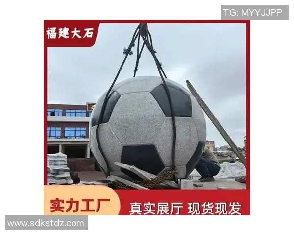 以足球球星雕塑为核心展现体育精神与城市文化融合魅力