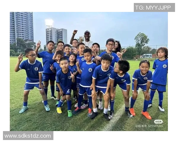 小孩踢足球培养球星的潜力与挑战解析 小孩踢足球培养球星的潜力与挑战解析