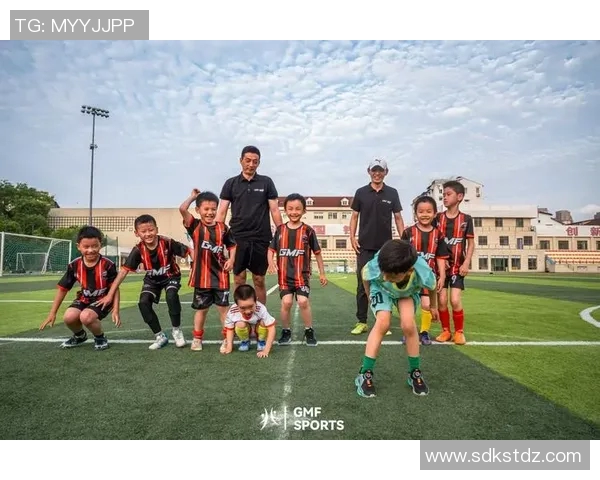 足球巨星足迹见证传奇成长 每一步都留下荣耀与梦想的印记