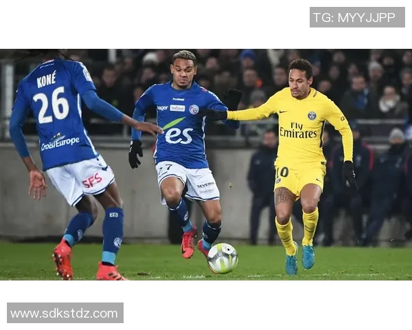 足球球星拉球技巧解析助力突破防线提升进攻威胁